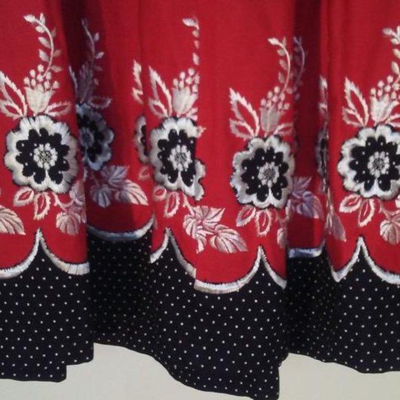 Bavarian Red Dress Rose Dirndl Medium Oktoberfest embroidered - Picture 2 of 6